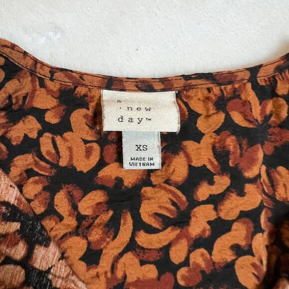 a new day Women's Floral Print Flowy Balloon Sleeve Tie-Front Top Size XS - Picture 4 of 9